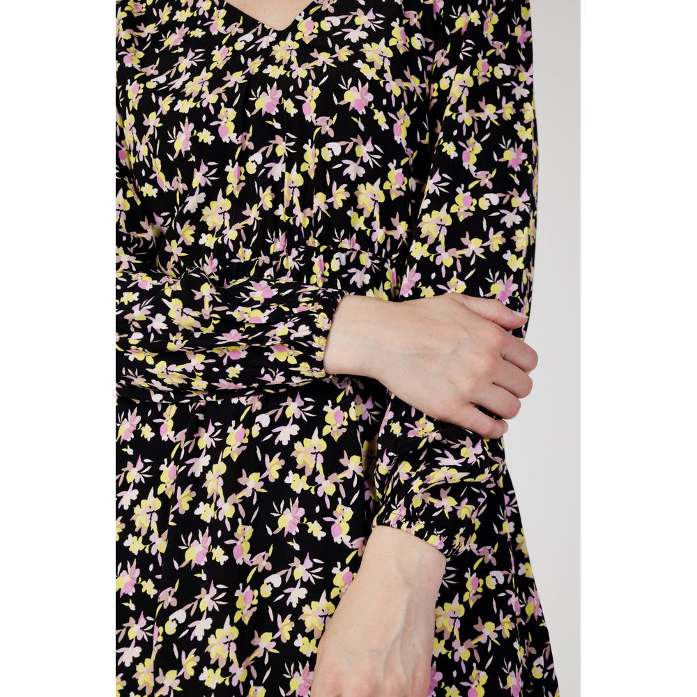 Črna kratka obleka iz viskoze